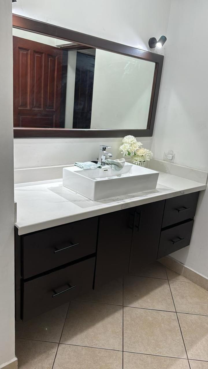 Beautiful Newly Refurbished 2 Bedroom 2 Bathroom 2nd Floor Apartamento Tamarindo